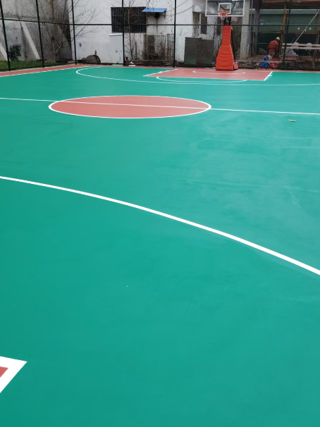 荥经 球场长期使用易出现地面开裂